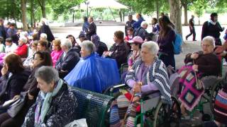 Lourdes 2011  Pellegrini dellUNITALSI la preghiera del rosario davanti alla Grotta [upl. by Alaehs]