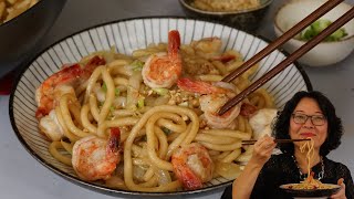 Nouilles udon sautées aux crevettes  avec un peu de beurre pour rehausser le plat [upl. by Filide359]