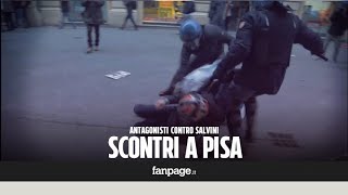 Pisa antagonisti in piazza contro Salvini scontri con la polizia lanciate bottiglie e petardi [upl. by Nerwal113]