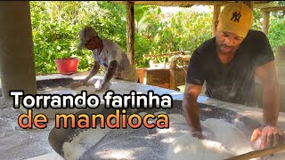 Torrando farinha de mandioca de forma manual  Processo maravilhoso PARTE 2 [upl. by Nigam]