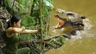 Angry and Determined to Hunt for Crocodiles  Make Wooden Cage How to Lure Crocodiles into Trap [upl. by Adnuahsor]