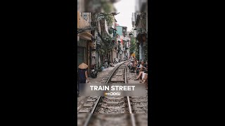 Hanoi Zug rast durch die Train Street shorts [upl. by Eila]