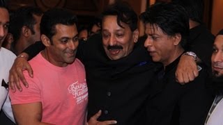 Salman Khan amp Shah Rukh Khan Patch Up Moment At Baba Siddiqui Iftar Party [upl. by Viridis]