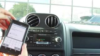 Tutorial sobre cómo conectar un iPhone o Android al sistema de radio 130 Uconnect [upl. by Magill977]