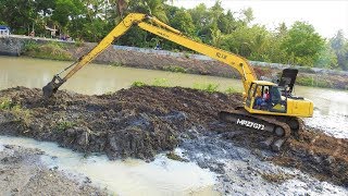 How Komatsu PC200 Long Reach Excavator Working With Deep Mud [upl. by Enyrehtak]