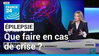 Épilepsie  comment aider une personne en crise  • FRANCE 24 [upl. by Amairam]