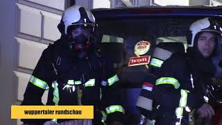 Dramatischer Wohnungsbrand in Wuppertaler Nordstadt Feuerwehr rettet Bewohner vor den Flammen [upl. by Chafee]