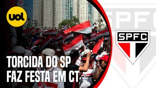 Torcida faz a festa em CT do São Paulo antes da final da Copa do Brasil [upl. by Aevin]