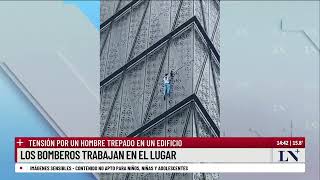 Tensión por un hombre trepado a un edificio en Puerto Madero es un escalador y va por el piso 20 [upl. by Warden]