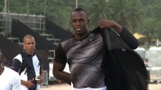 Brésil Bolt sentraîne à Copacabana avant son 150m [upl. by Nahtnoj]