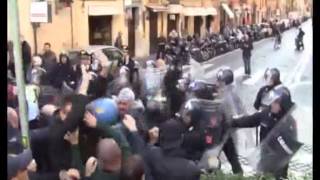 TG 141112 Manifestazione antigoverno quotContattoquot studentiPolizia a Roma [upl. by Jarlathus359]