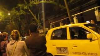 Femme au volant impatiente vs Taxi Colombie [upl. by Burton]