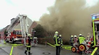 DURCHZÜNDUNG BEI WOHNHAUSBRAND  Spektakuläre Brandausbreitung  Menschenrettung  Großeinsatz [upl. by Carnahan]