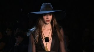 Fashion week Slimane dévoile sa mode pour Yves Saint Laurent [upl. by Florence]