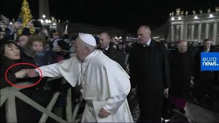 Video Papst Franziskus schlägt aufdringlicher Anhängerin auf die Hand [upl. by Bunni]