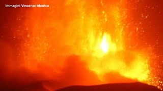 Etna nuova spettacolare eruzione nella serata di ieri [upl. by Oneida840]