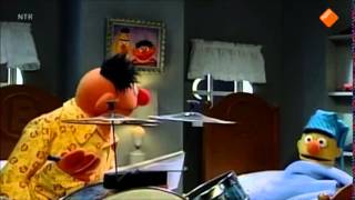 Bert en Ernie wetenschappelijk experiment met drums [upl. by Adlesirhc]