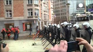 Vidéo  violents heurts à Bruxelles un policier reçoit un pavé en plein visage [upl. by Bathsheeb]