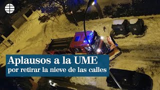 Varios vecinos aplauden a la UME mientras despejan una calle llena de nieve [upl. by Tybalt]