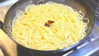 パスタの基本、ペペロンチーノの作り方 How to make peperoncino pasta dish [upl. by Edita]