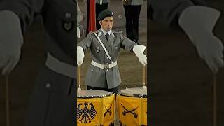 Regimentsgruß Marsch Grün ist unser Fallschirm  Heeresmusikkorps Kassel bundeswehr marschmusik [upl. by Nitreb]