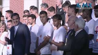 Pedro Sánchez recibe a la selección masculina de fútbol tras ganar la Eurocopa 2024 [upl. by Colier]