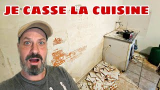 RESTAURATION de la CUISINE  1ère étape je casse tout  pour le nouveau carrelage 🔨🔨🔨 [upl. by Willabella510]