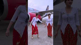 Pramugari2 Cantik Batik Air Indonesia Berpose Bersama di Samping Pesawat [upl. by Naillimixam]