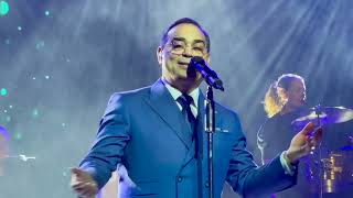 El Caballero de La Salsa Gilberto Santa Rosa In the London Palladium [upl. by Llezniuq]