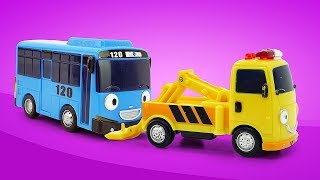 Die Aufgabe der Helfer Autos  Der Abschleppwagen  Spielzeugvideo für Kinder [upl. by O'Mahony701]