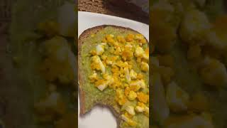 avocado spread egg MampS food medium wholemeal super loaf roti alpukat telur abukado αβοκάντο авокадо [upl. by Eelasor]