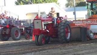 IH 706 tractor pulling at the 2012 Armada Fair [upl. by Nilauqcaj]