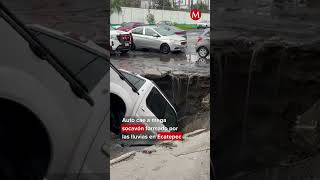 Auto cae a mega socavón formado por las lluvias en Ecatepec milenioshorts [upl. by Nnayelhsa912]