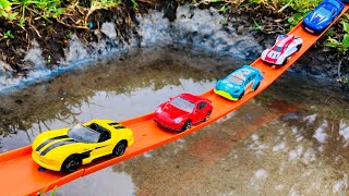 Carritos para Niños en Piscina de Agua  Carros de Carrera  Videos de Coches HotWheels [upl. by Vtarj]