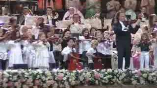 Andre Rieu Vrijthof Maastricht met violisten van de Kumulus muziekschool [upl. by Trinetta331]