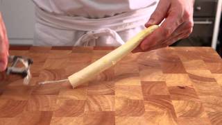 Witte en groene asperges schillen  recept Allerhande [upl. by Anastasio]