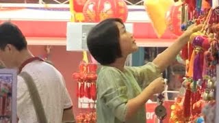 Chinese New Year in Singapore Multicultural families blend traditions and celebrations [upl. by Suoirad]