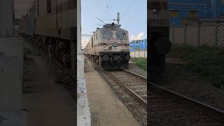 12245 Howrah Smvt bangaluru duronto express honking and passing through Vanivihar railway station [upl. by Winikka]