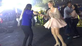 🔴 Dos Gringas bailando cumbia sonidera💃🏻💃🏻se la rifan💃🏻💃🏻 [upl. by Loralee244]