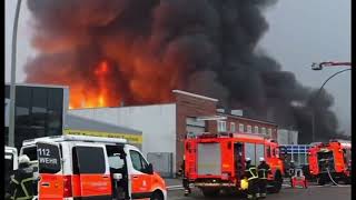 Oster Sonntag Hamburg Großbrand in Lagerhalle in Stadtteil Rothenburgsort hamburrg feuer [upl. by Lednik323]