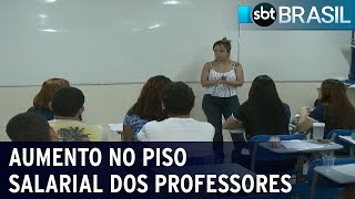 Bolsonaro anuncia aumento de 33 no piso salarial dos professores  SBT Brasil 270122 [upl. by Brezin]