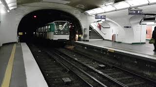 MF67  Arrêt à la station Pereire sur la ligne 3 du métro parisien [upl. by Ojyram]