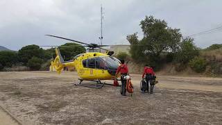 Helicóptero de bomberos aterrizando para recoger personal [upl. by Lay]