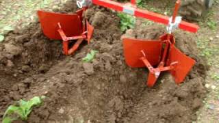 butter les pommes de terre avec un butoir pour motoculteur ou micro tracteur chez TDO [upl. by Aihsik480]