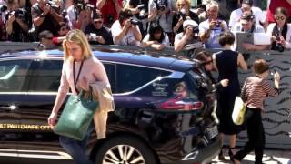 Cannes  Spielberg enchante ses fans sur la Croisette [upl. by Landon]