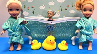 Bath time  Elsa amp Anna toddlers  soap bubbles  Barbie dolls [upl. by Landre]