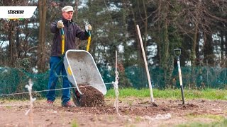 Come distribuire il compost e vangare il terreno  consigli utili  come coltivare l´orto biologico [upl. by Wit]