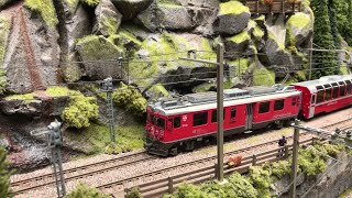 Schweizer Modelleisenbahn SBB CFF FFS Eine BEMO Modellbahn Anlage mit RhB Krokodil [upl. by Ancilin259]