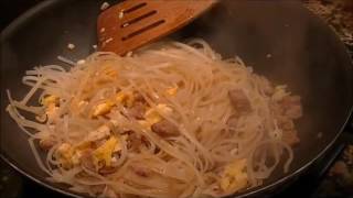 Pad thai aux crevettes [upl. by Emearg]