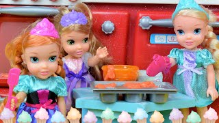 Anna and Elsa Cooking Play Date Toddlers Elsya Annya cook cupcakes  Ep 68  Toys In Action [upl. by Orly975]